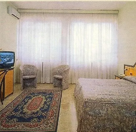 Maximum 3*